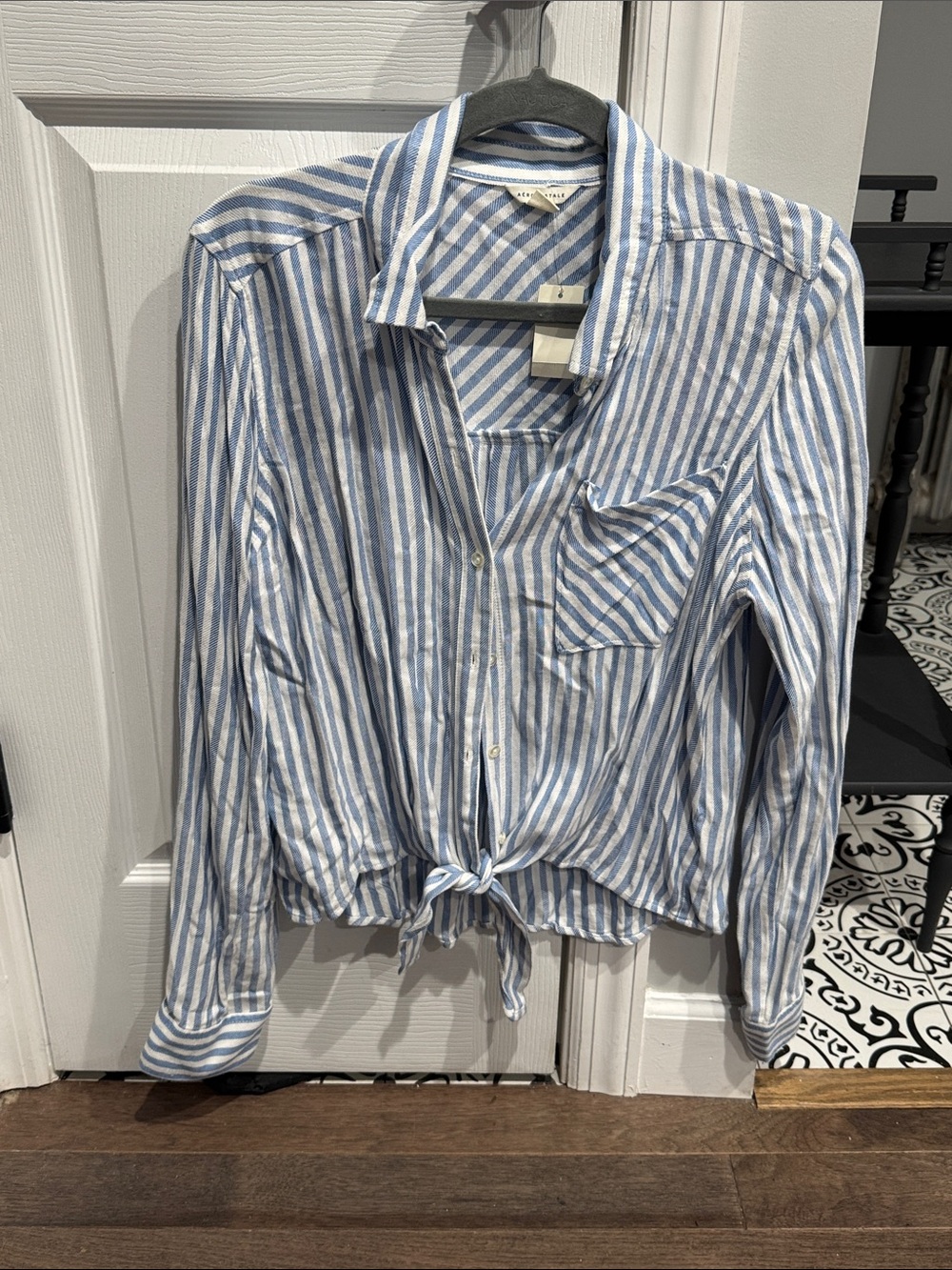 Womens Aeropostale stripped crop tie in front button down size large